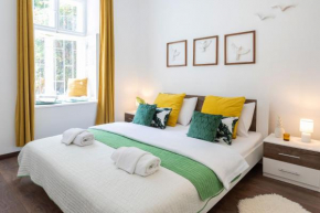 Cozy and Bright 1BDR Apartment in the CITY CENTER!